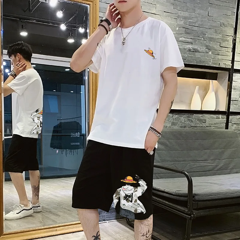 Повседневный комплект из шорт и футболки для мужчин: летний, модный, свободный, в гонконгском стиле, брюки-капри, пляжные шорты, полиэстер, футболка
Повседневный комплект из шорт и футболки для мужчин: летний, модный, свободный, в гонконгском стиле, брюки-капри, пляжные шорты, полиэстер, футболка