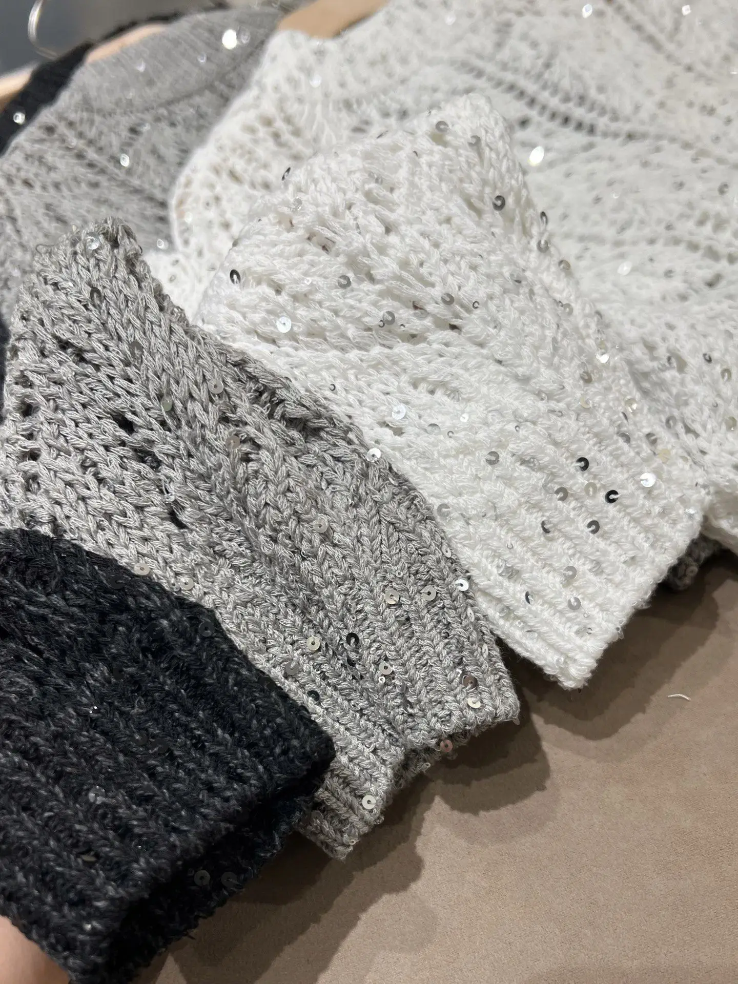 Ранняя весна Новый ажурный льняной блестящий вязаный кардиган с блестками: стильный, универсальный и элегантный топ
Ранняя весна Новый ажурный льняной блестящий вязаный кардиган с блестками: стильный, универсальный и элегантный топ