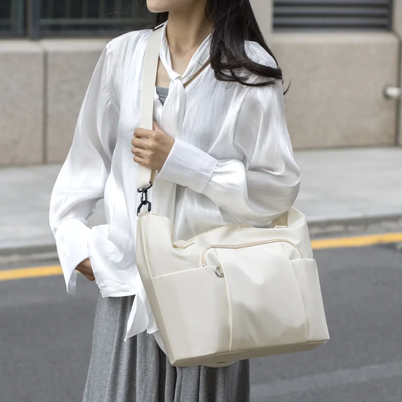 New Solid Color Gym Shoulder Bag - Stylish Versatile Travel Tote, Large Capacity Casual Crossbody Purse for Women
New Solid Color Gym Shoulder Bag - Stylish Versatile Travel Tote, Large Capacity Casual Crossbody Purse for Women