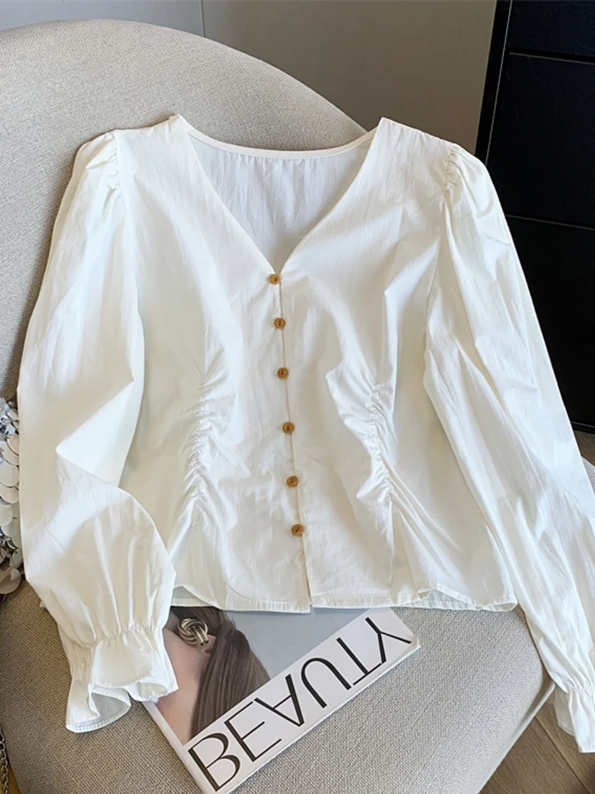 Elegant Long Sleeve V-Neck Women's Shirt Autumn Early Folded Slimming Fashionable Top Ladies Premium Quality Coat
Elegant Long Sleeve V-Neck Women's Shirt Autumn Early Folded Slimming Fashionable Top Ladies Premium Quality Coat