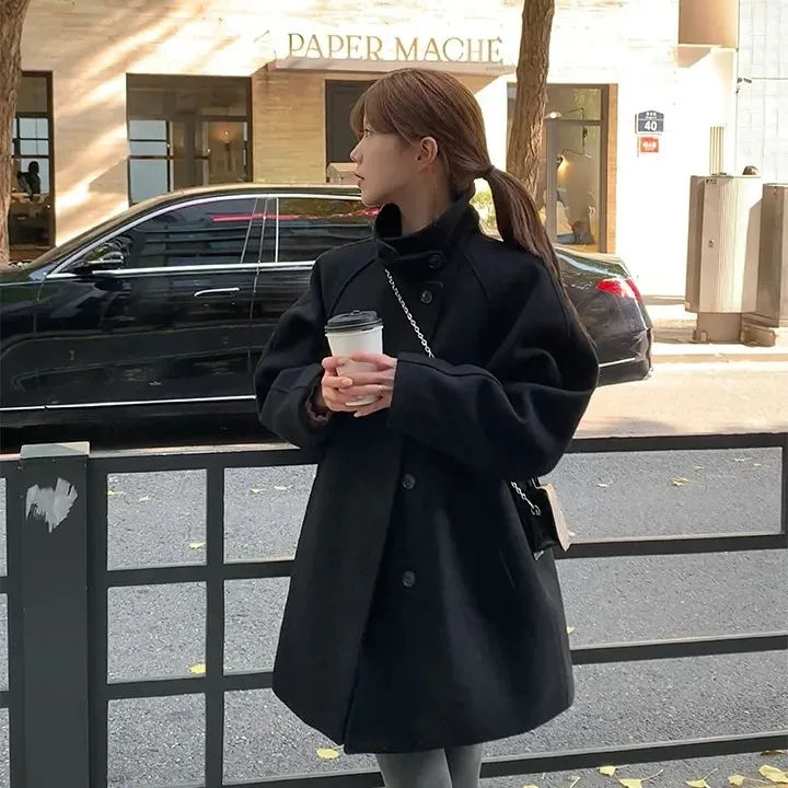 Женское шерстяное пальто в стиле ретро с воротником-стойкой, на одной пуговице, свободного кроя, средней длины, зимнее, новинка, модная верхняя одежда
Женское шерстяное пальто в стиле ретро с воротником-стойкой, на одной пуговице, свободного кроя, средней длины, зимнее, новинка, модная верхняя одежда