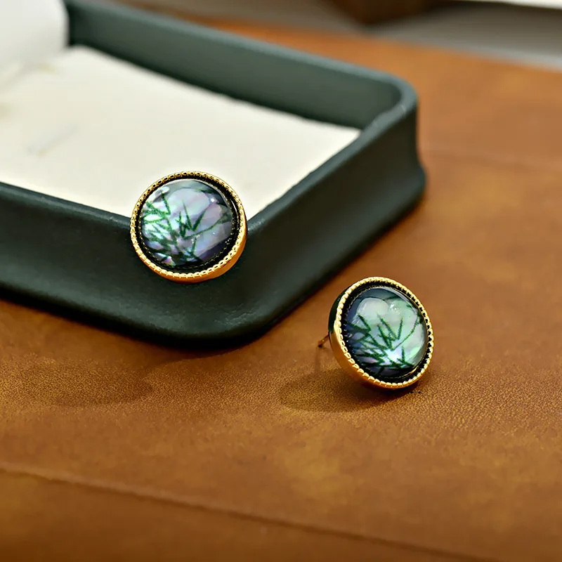New model simple and exquisite round silver stud earrings, featuring elegant and individualistic charm, suitable for women.
New model simple and exquisite round silver stud earrings, featuring elegant and individualistic charm, suitable for women.