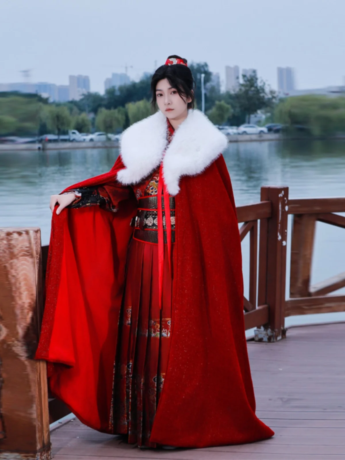 Женское длинное пальто с меховым воротником, зимняя верхняя одежда в традиционном китайском стиле Ханьфу от Xie Tang Zhuang
Женское длинное пальто с меховым воротником, зимняя верхняя одежда в традиционном китайском стиле Ханьфу от Xie Tang Zhuang