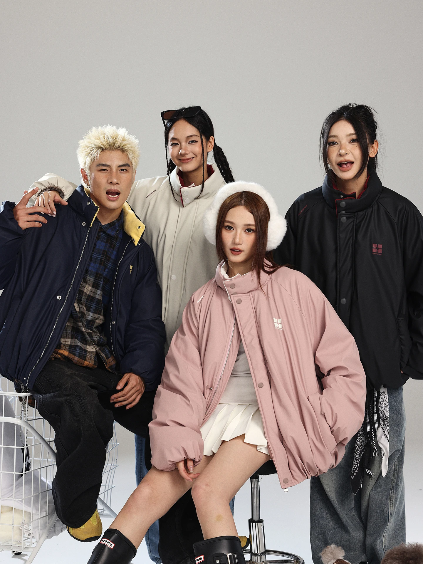 Мужская зимняя теплая куртка MANYSTON в американском стиле, повседневная, с воротником-стойкой, из искусственной кожи и хлопка, свободного кроя, молодежная модная верхняя одежда
Мужская зимняя теплая куртка MANYSTON в американском стиле, повседневная, с воротником-стойкой, из искусственной кожи и хлопка, свободного кроя, молодежная модная верхняя одежда