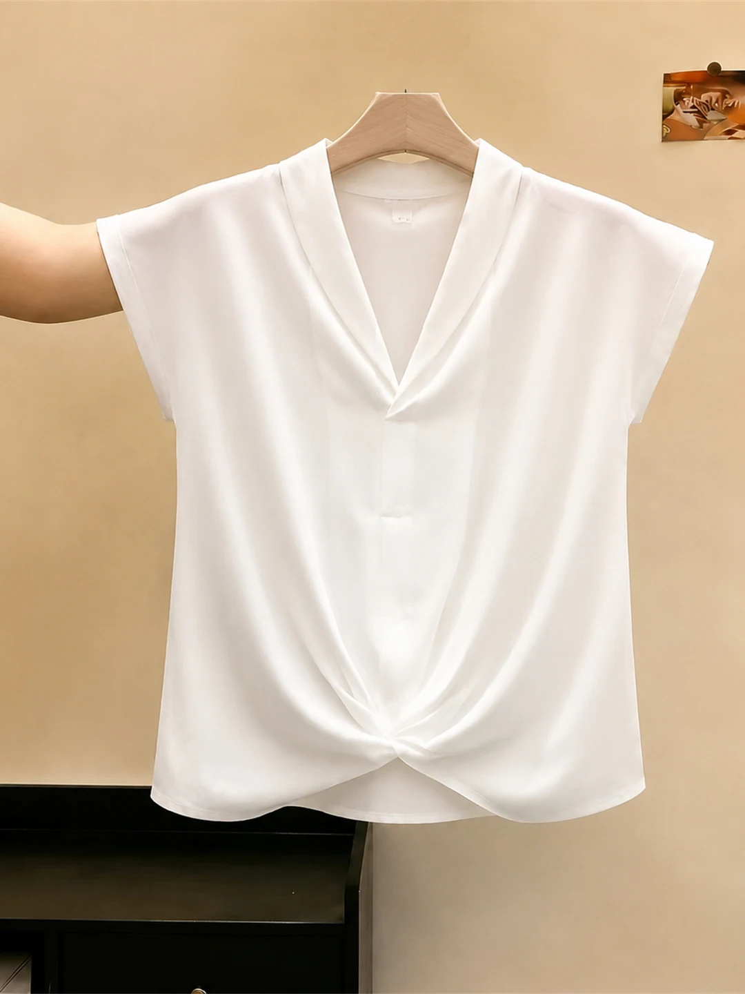 Slimming Effect V-Neck Pure Color Commute Minimalist Style Shirt 2026 Summer Daily Versatile High-End Feel Shirt
Slimming Effect V-Neck Pure Color Commute Minimalist Style Shirt 2026 Summer Daily Versatile High-End Feel Shirt