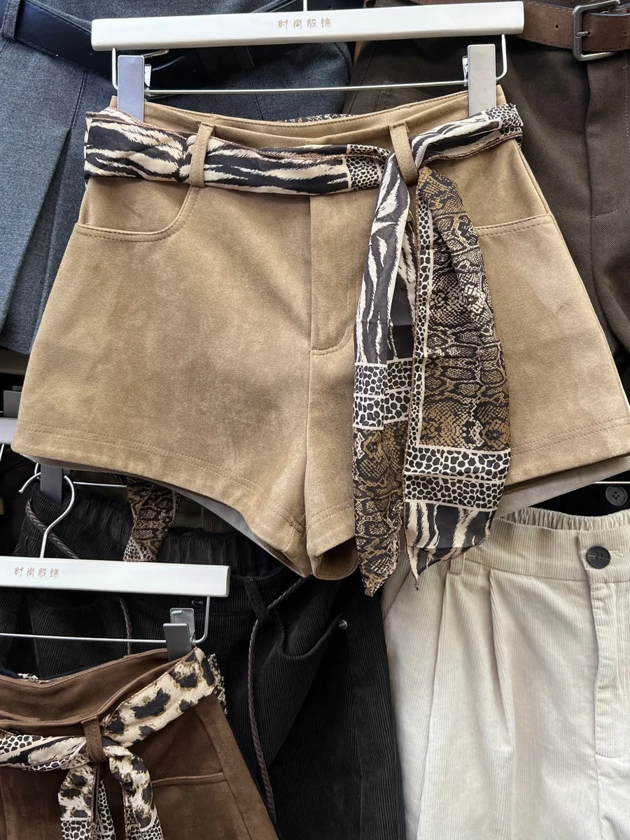 High Waist Suede Short Pants Women's Casual Style Slimming Wrap around Autumn Winter New Fashion Belted Versatile Hot Pants
High Waist Suede Short Pants Women's Casual Style Slimming Wrap around Autumn Winter New Fashion Belted Versatile Hot Pants