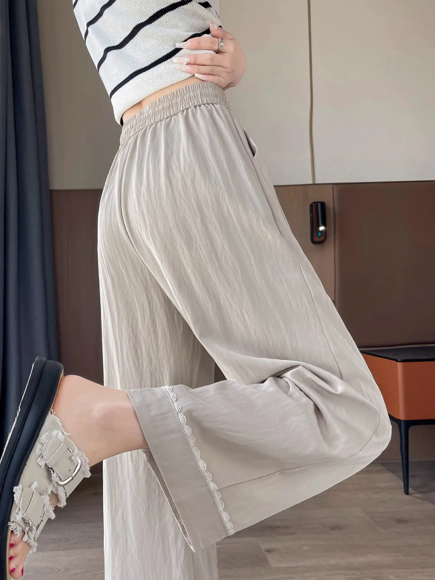 Casual Ice Silk Quick Dry Wide Leg Pants High Waist Loose Thin Summer Straight Tube Pants Elegant Chic Comfortable Breathable
Casual Ice Silk Quick Dry Wide Leg Pants High Waist Loose Thin Summer Straight Tube Pants Elegant Chic Comfortable Breathable