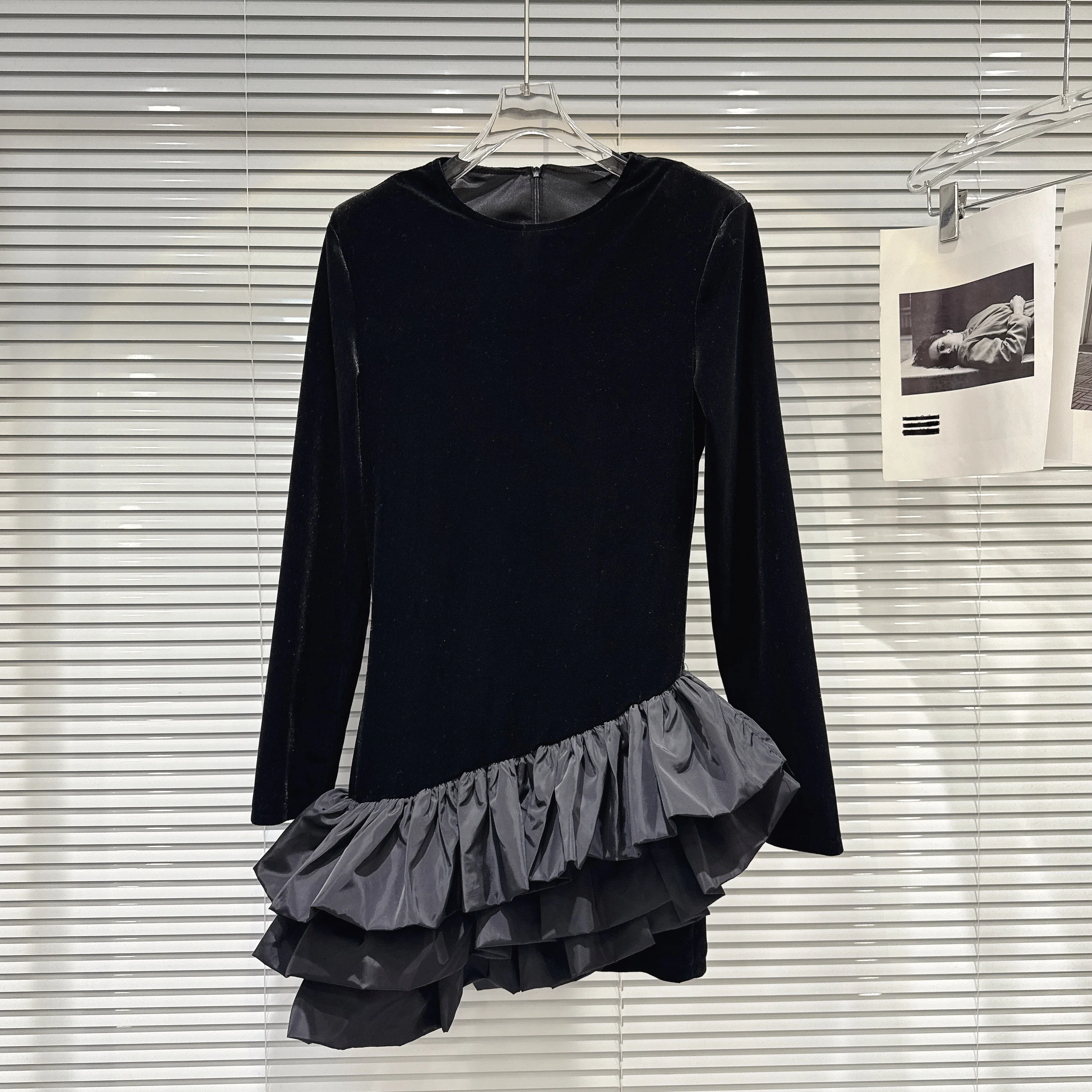 2025 Autumn New Arrival Runway-Inspired Dark Glamour Long-Sleeve Velvet Dress with Ruffled Asymmetric Hem
2025 Autumn New Arrival Runway-Inspired Dark Glamour Long-Sleeve Velvet Dress with Ruffled Asymmetric Hem