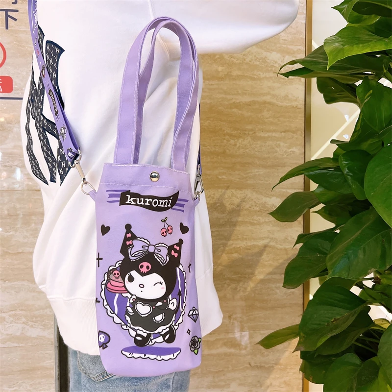 Новый ручной чехол для чашки Sanrio Kuromi, изолированная сумка для чашки, ремешок, женская регулируемая сумка для валюты, холщовая сумка для чашки с водой, подарок для девочек
Новый ручной чехол для чашки Sanrio Kuromi, изолированная сумка для чашки, ремешок, женская регулируемая сумка для валюты, холщовая сумка для чашки с водой, подарок для девочек