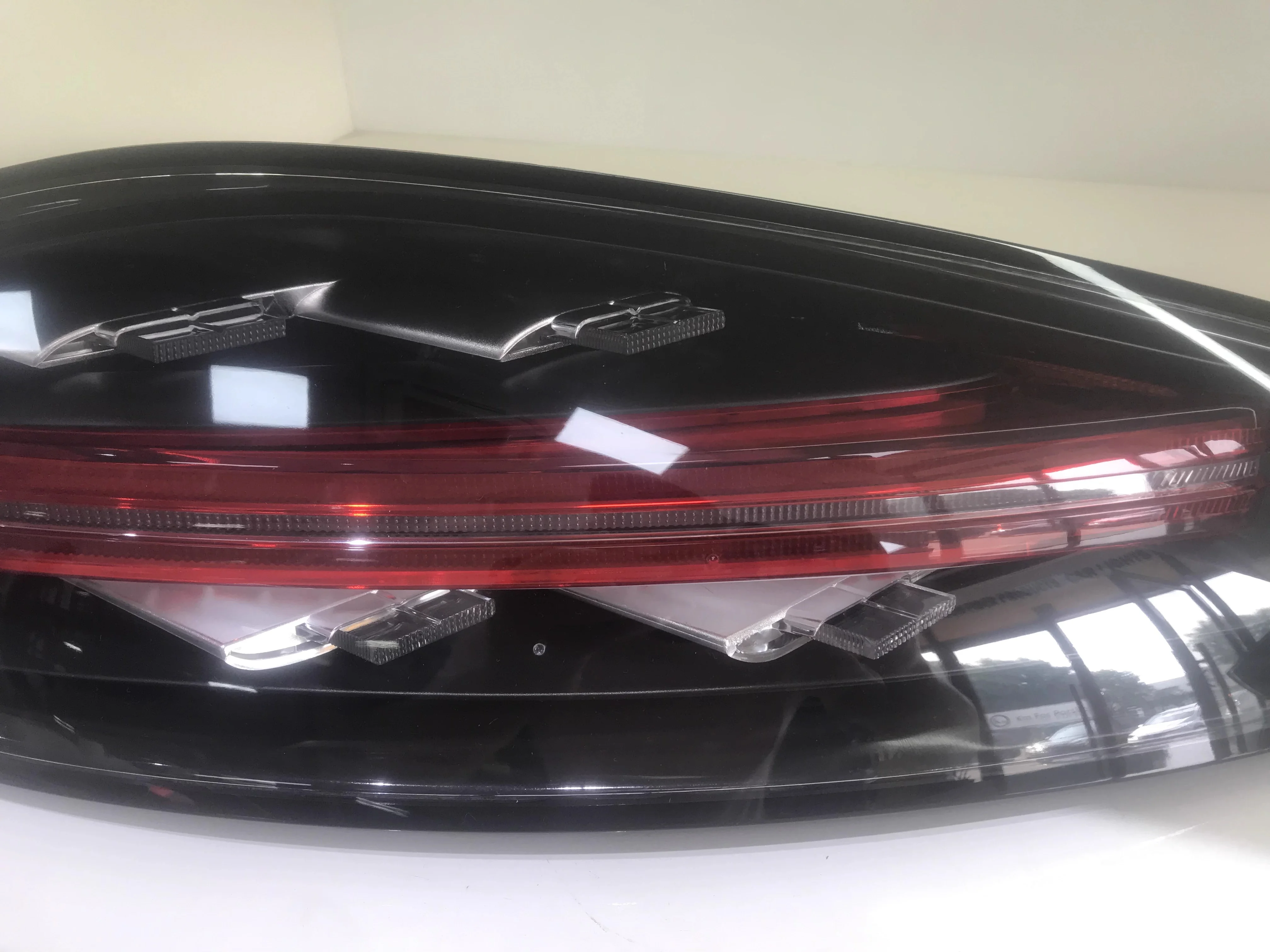 Светодиодные задние фонари для Porsche Boxster 718 2016-2024, черные с эффектом тонировки, с функциями стоп-сигнала, ходовых огней, заднего хода и указателей поворота.
Светодиодные задние фонари для Porsche Boxster 718 2016-2024, черные с эффектом тонировки, с функциями стоп-сигнала, ходовых огней, заднего хода и указателей поворота.