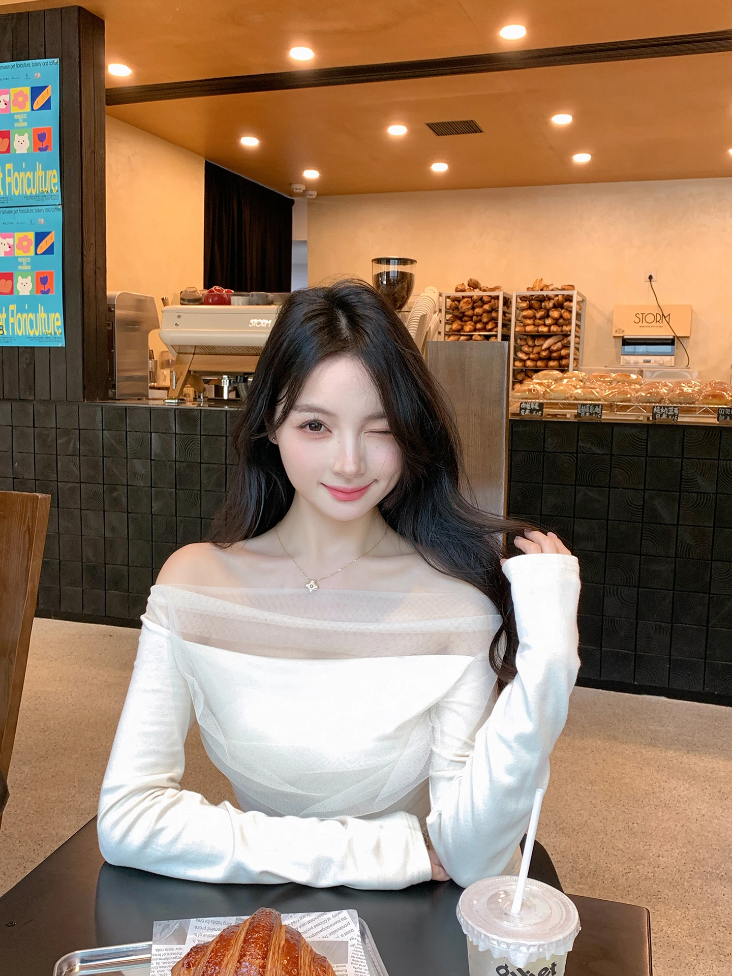 Белая женская майка на одно плечо с длинным рукавом, базовая модель, для повседневной носки, нежная и элегантная.
Белая женская майка на одно плечо с длинным рукавом, базовая модель, для повседневной носки, нежная и элегантная.