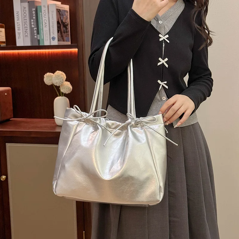 Сумка через плечо в уличном стиле 2025 года, просторная женская сумка через плечо, повседневная сумка-тоут «день-ночь», минималистичная сумка-слинг, текстурированная
Сумка через плечо в уличном стиле 2025 года, просторная женская сумка через плечо, повседневная сумка-тоут «день-ночь», минималистичная сумка-слинг, текстурированная