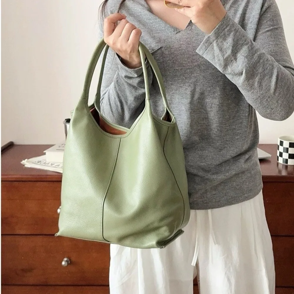 Легкая портативная кожаная сумка-тоут через плечо, незаменимая вещь для лета, с уникальной текстурой, универсальная, модная, прочная и практичная.
Легкая портативная кожаная сумка-тоут через плечо, незаменимая вещь для лета, с уникальной текстурой, универсальная, модная, прочная и практичная.