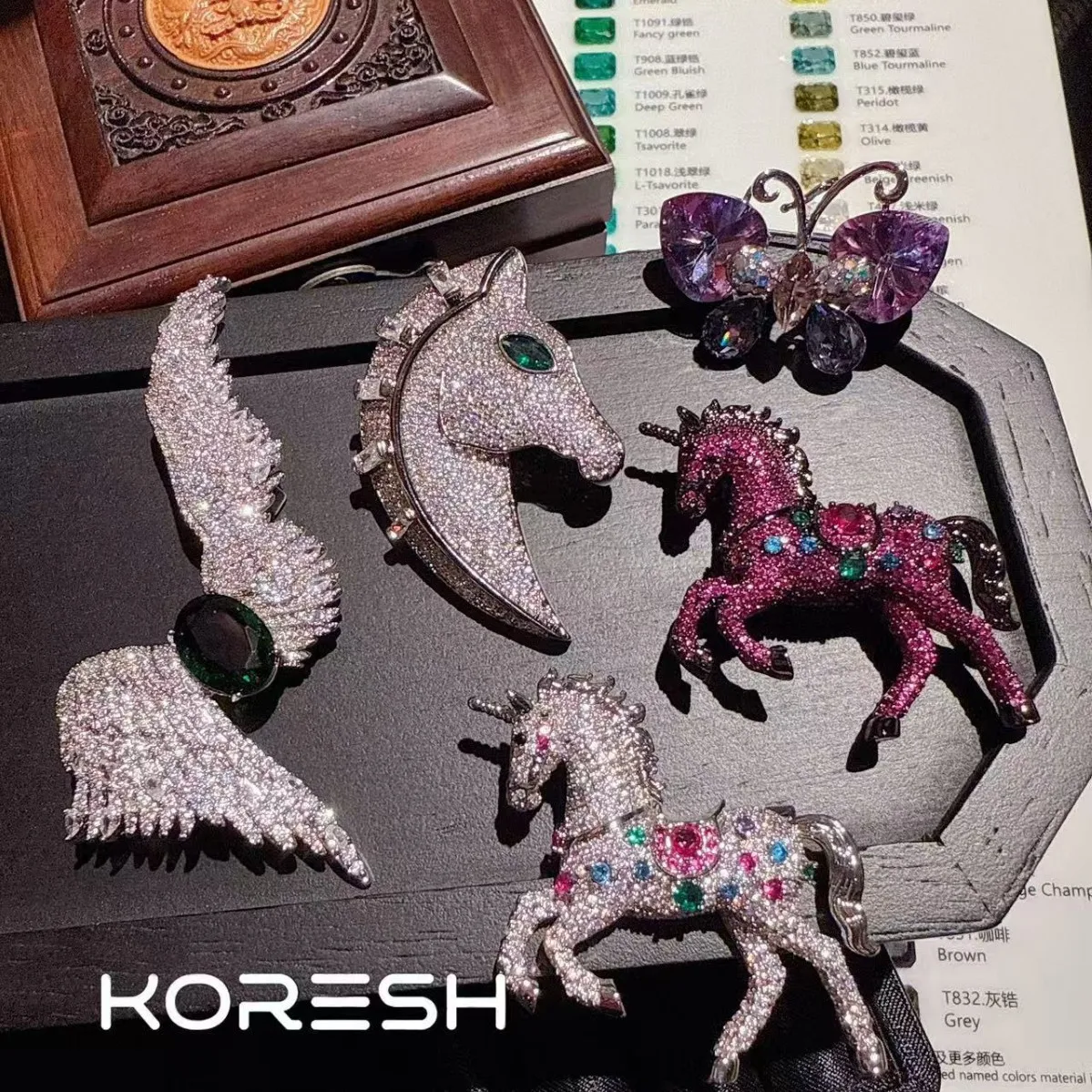 Женская брошь с павлиньим зеленым камнем и дизайном в виде крыла, брошь с цветными камнями на Год Лошади 2026
Женская брошь с павлиньим зеленым камнем и дизайном в виде крыла, брошь с цветными камнями на Год Лошади 2026