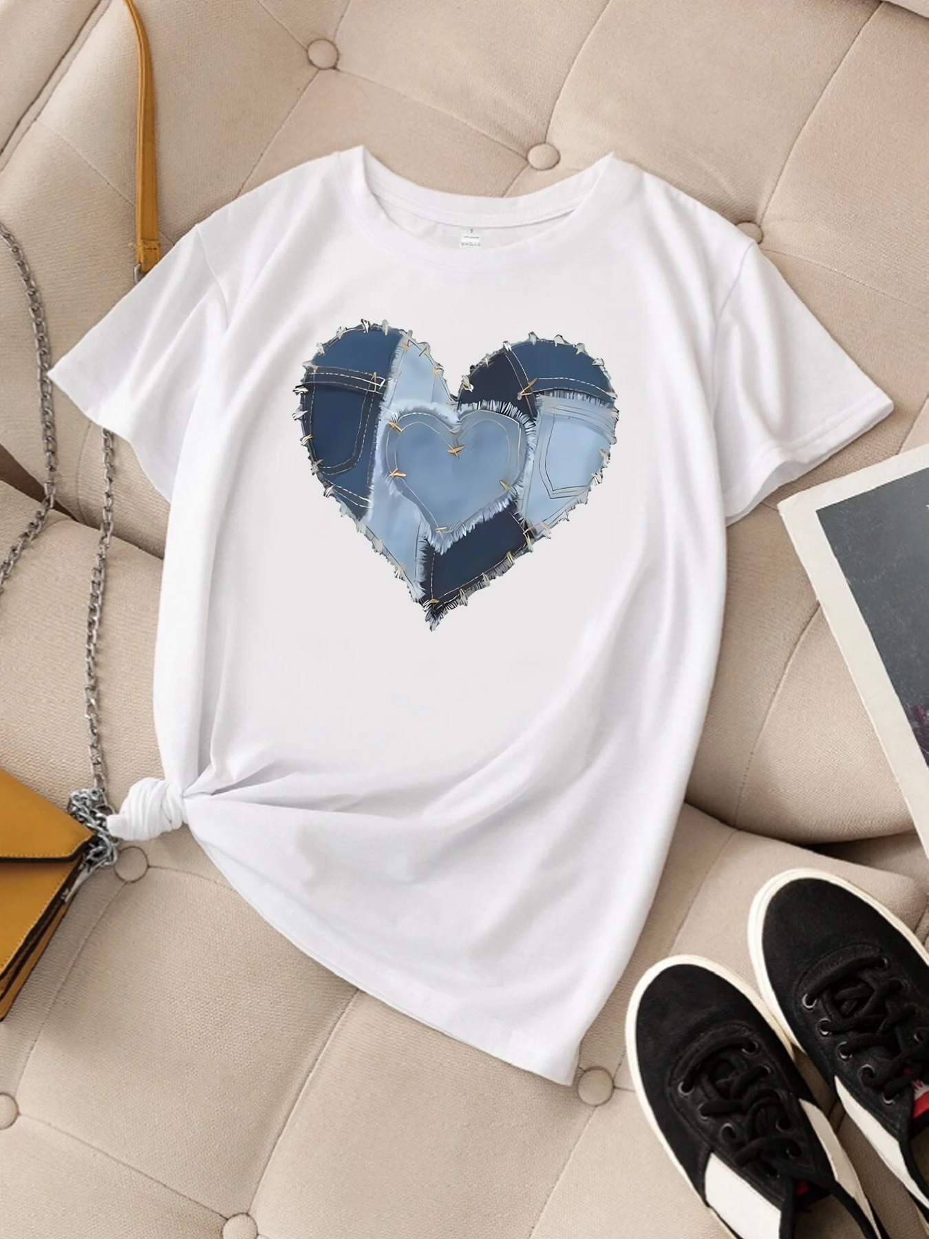 Love pattern ladies fashion casual short-sleeved T-shirt summer daily coat fashion women clothing
Love pattern ladies fashion casual short-sleeved T-shirt summer daily coat fashion women clothing