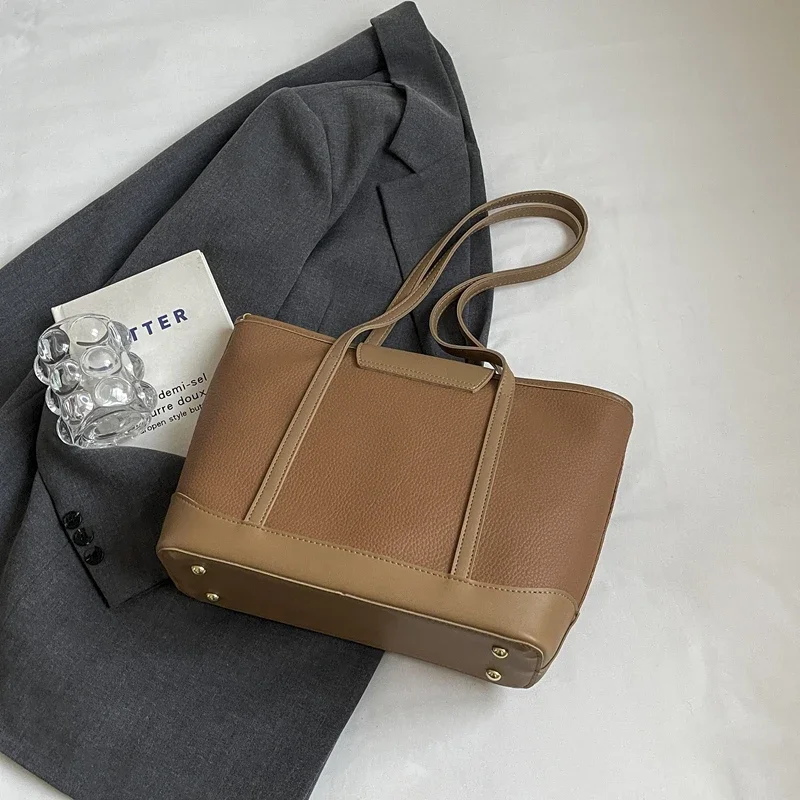 2025 New Women's PU Leather Tote Bag Large Capacity Shoulder Handbag with Fashionable Classic Pendant Ideal Lady's Style Handbag
2025 New Women's PU Leather Tote Bag Large Capacity Shoulder Handbag with Fashionable Classic Pendant Ideal Lady's Style Handbag