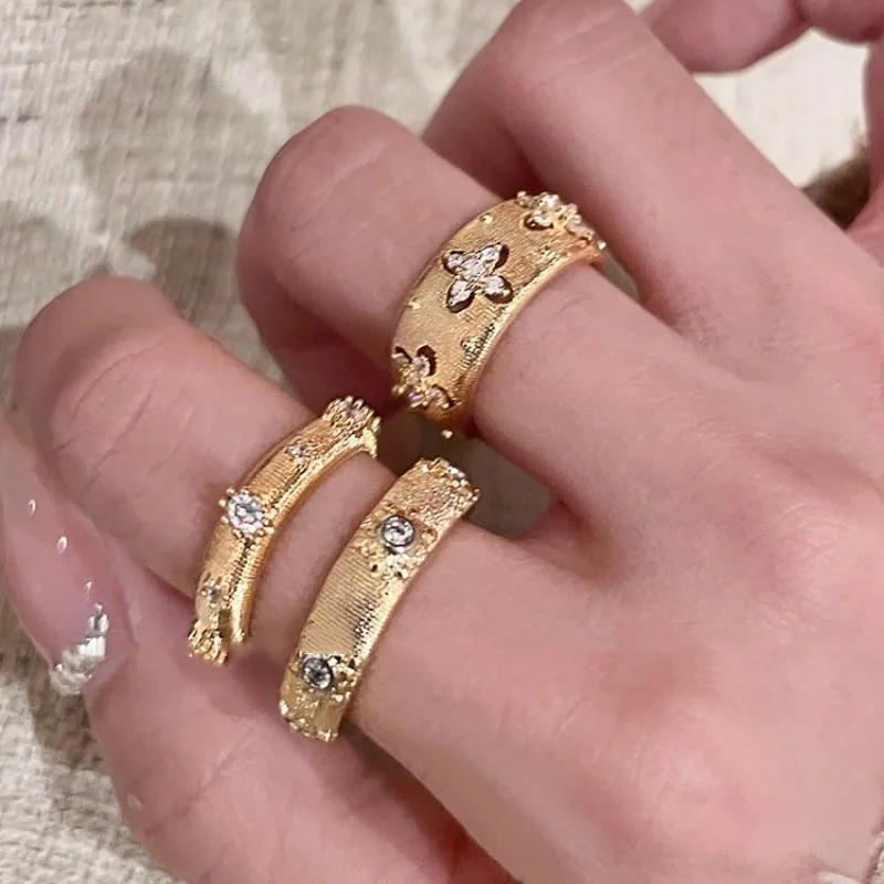 Ele Hollow out Faion Rings for Women Heavy Work Staable Wedding Ba Korean Sle Copper Material Fre out New
Ele Hollow out Faion Rings for Women Heavy Work Staable Wedding Ba Korean Sle Copper Material Fre out New