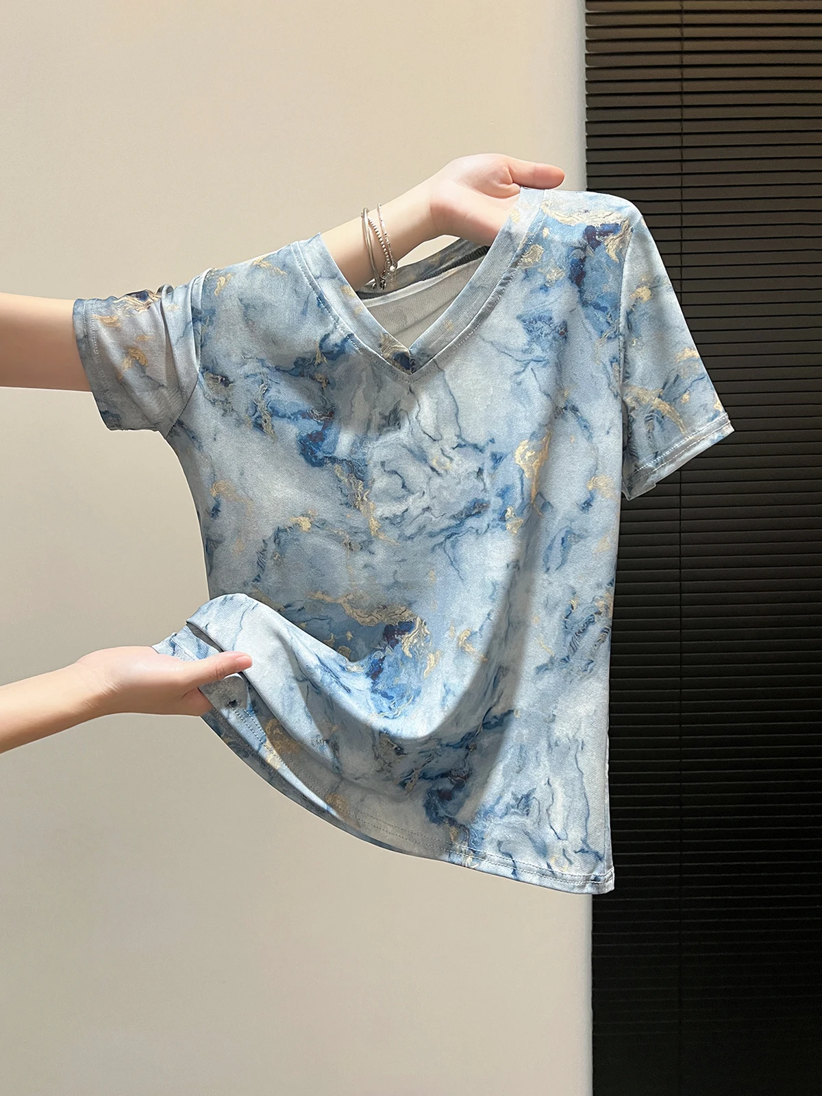Dyeing Print V-Neck Mesh Short Sleeve T-Shirt Women's Summer New Style Age-Defying Thin Top Self-Keeping Design Straight Cut
Dyeing Print V-Neck Mesh Short Sleeve T-Shirt Women's Summer New Style Age-Defying Thin Top Self-Keeping Design Straight Cut