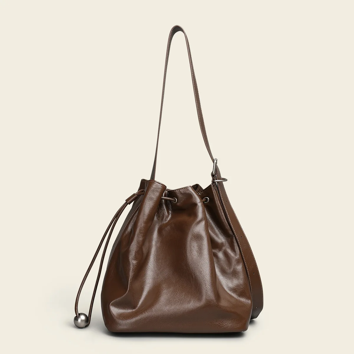 2025 Retro Drawstring Bucket Bag Female Fashion Texture Soft Leather Shoulder Tote Bag Ins Popular Simple Crossbody Designer
2025 Retro Drawstring Bucket Bag Female Fashion Texture Soft Leather Shoulder Tote Bag Ins Popular Simple Crossbody Designer