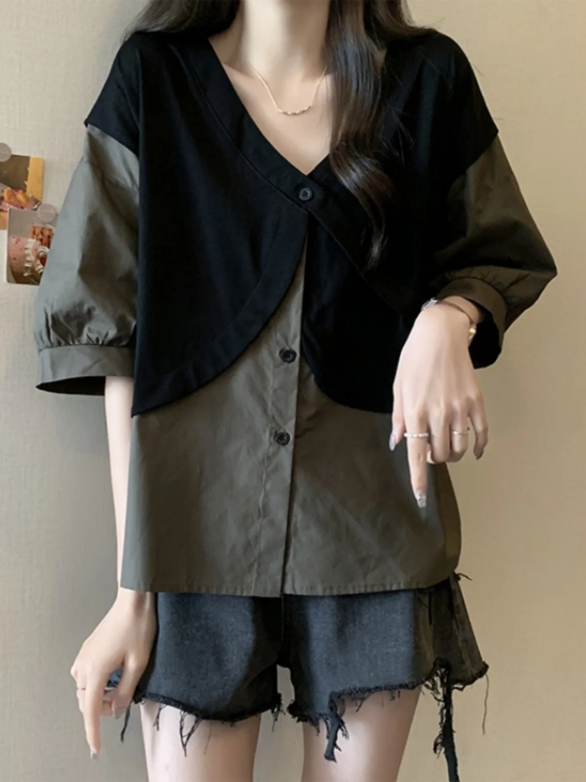 Chic Short Sleeve Base Shirt Women Summer plus Size Slimming Unique Design Fake Two-Piece Top Korean Style V-Neck Button Detail
Chic Short Sleeve Base Shirt Women Summer plus Size Slimming Unique Design Fake Two-Piece Top Korean Style V-Neck Button Detail