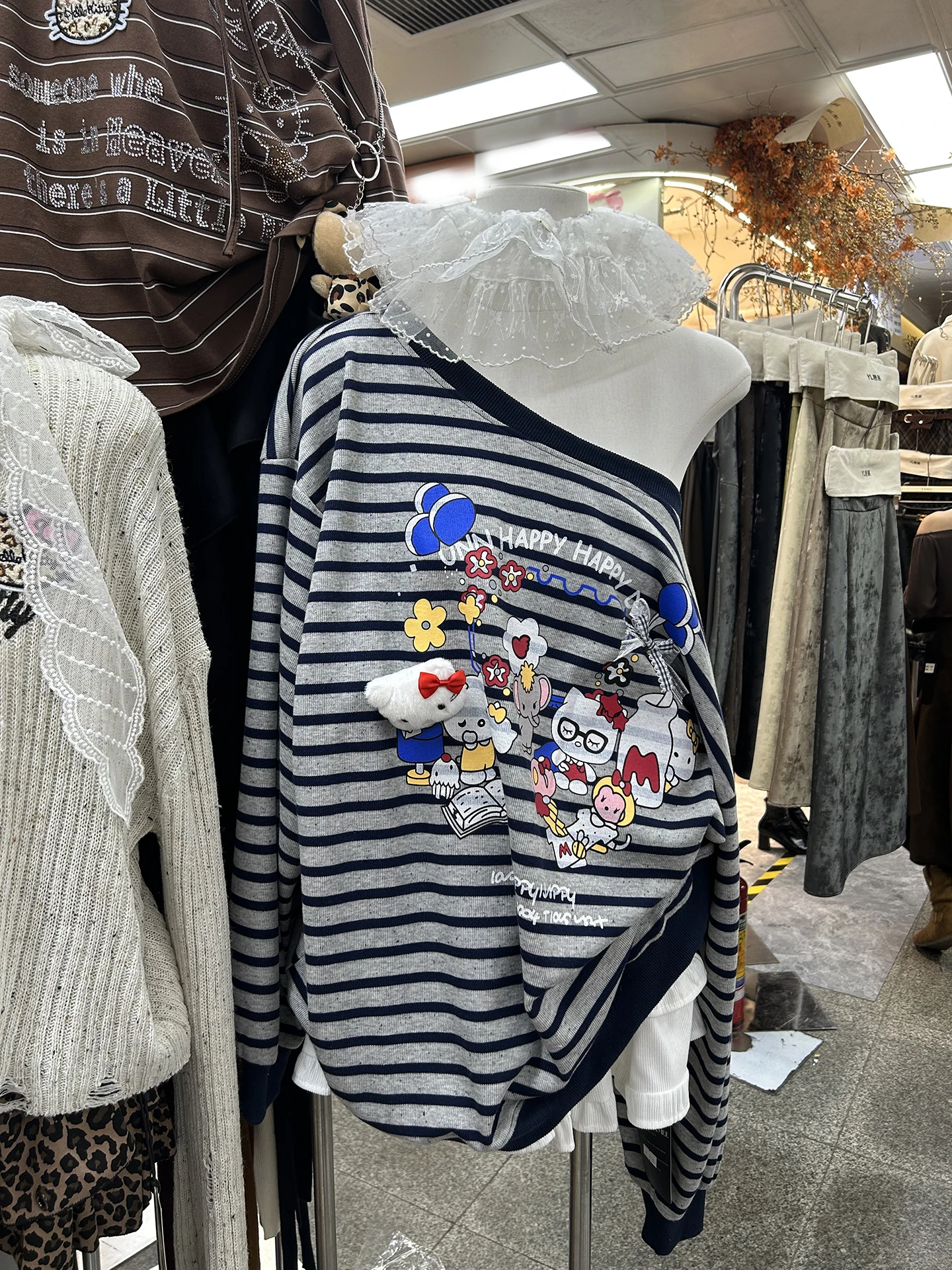 Модный женский осенний топ с длинными рукавами и капюшоном, с открытыми плечами, в полоску, с асимметричным воротником, молодежный стиль
Модный женский осенний топ с длинными рукавами и капюшоном, с открытыми плечами, в полоску, с асимметричным воротником, молодежный стиль