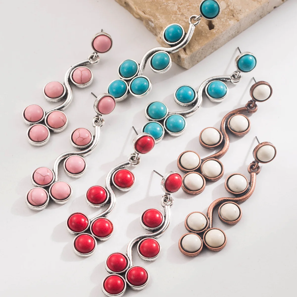 Retro new ethnic-style vine and turquoise earrings, a light luxury and high-end look, with a unique and versatile style
Retro new ethnic-style vine and turquoise earrings, a light luxury and high-end look, with a unique and versatile style