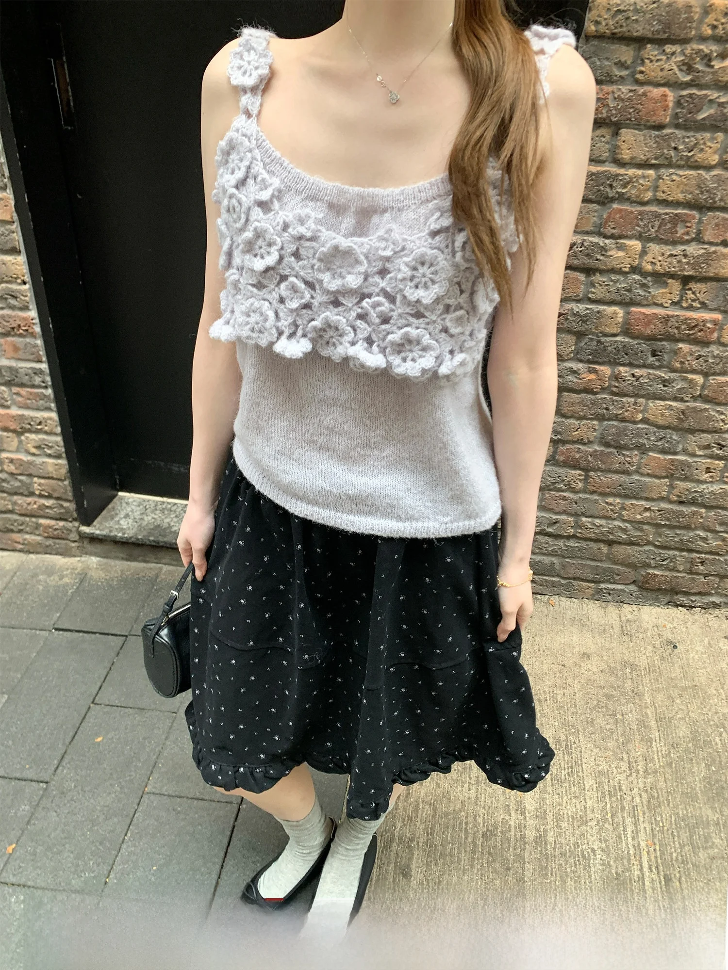 Женский вязаный жилет из плотной шерсти с объемным цветочным узором, новинка 2026 года, топ с бретельками на плечах
Женский вязаный жилет из плотной шерсти с объемным цветочным узором, новинка 2026 года, топ с бретельками на плечах