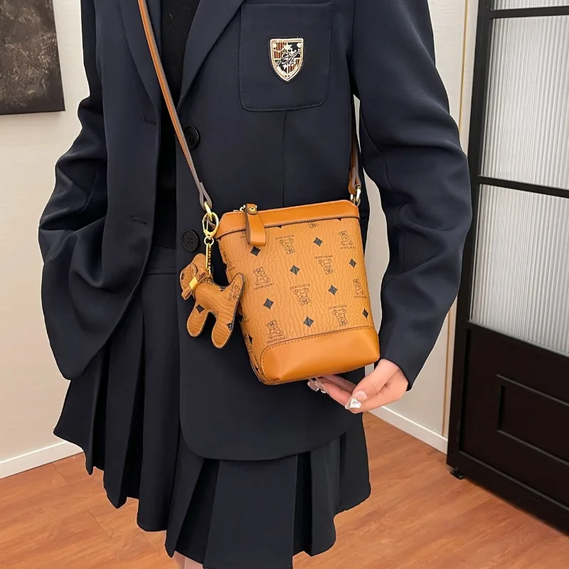 Luxury Brand Popular Leather Handbag For Women Crossbody Messenger Bag Shoulder Strap By Famous Designer Elegant
Luxury Brand Popular Leather Handbag For Women Crossbody Messenger Bag Shoulder Strap By Famous Designer Elegant