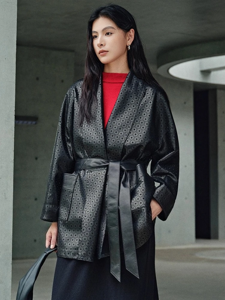 Elegant V-neck Genuine Leather Jackets for Women Spring Autumn High-end Simple Hollow Out Pattern Real Sheepskin Coat with Belt
Elegant V-neck Genuine Leather Jackets for Women Spring Autumn High-end Simple Hollow Out Pattern Real Sheepskin Coat with Belt