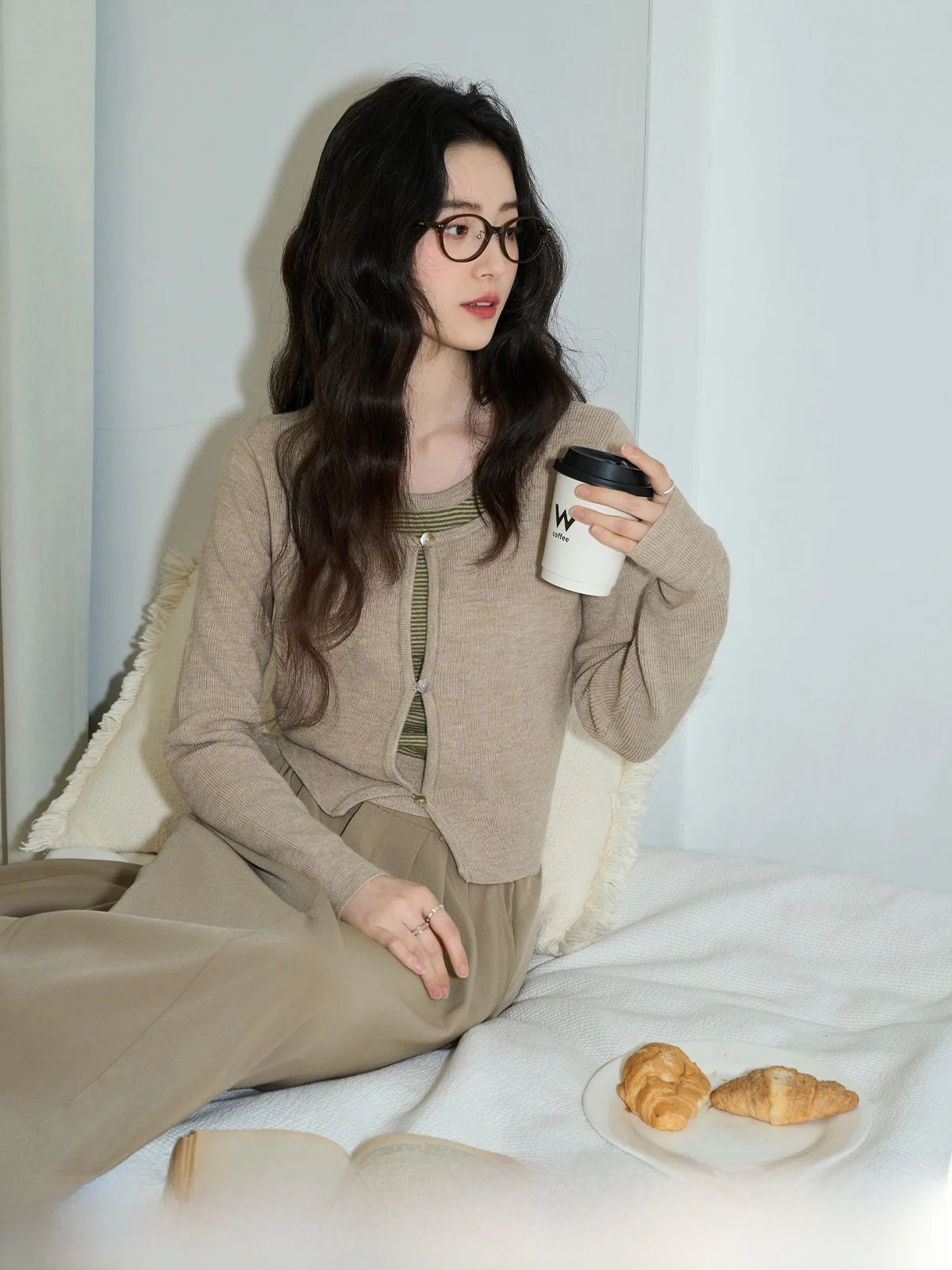 Khaki round Ne ort Knitted Cardigan Women's Slim Fit Long Sve Spring Design Sense Top Faion Outerwear Jaet
Khaki round Ne ort Knitted Cardigan Women's Slim Fit Long Sve Spring Design Sense Top Faion Outerwear Jaet