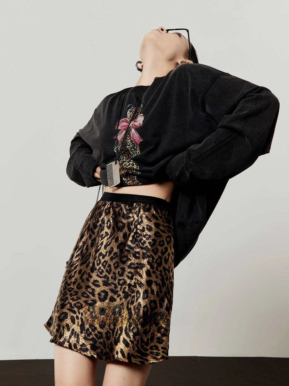 Черная свободная футболка с леопардовым принтом и длинными рукавами, женская повседневная удобная хлопковая футболка, модный дизайн для весенне-осеннего сезона
Черная свободная футболка с леопардовым принтом и длинными рукавами, женская повседневная удобная хлопковая футболка, модный дизайн для весенне-осеннего сезона