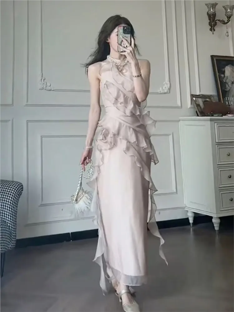 Irregular ruffled design dress with a flowing ribbon and elegant chiffon pink halter-neck
Irregular ruffled design dress with a flowing ribbon and elegant chiffon pink halter-neck