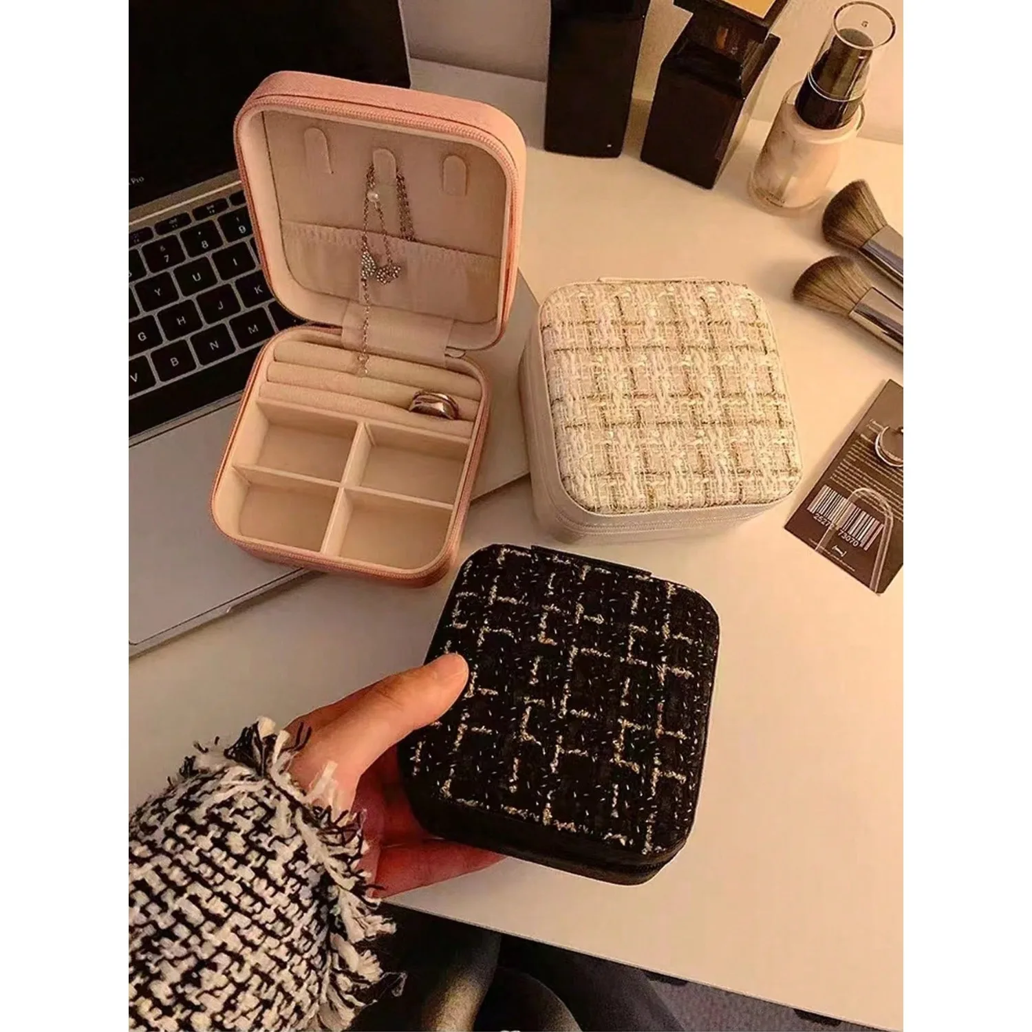 1pc Travel Jewelry Storage Box, Jewelry Organizer Box, Dual-Layer Zipper Portable Multifunctional Storage Box, Rectangular Deskt
1pc Travel Jewelry Storage Box, Jewelry Organizer Box, Dual-Layer Zipper Portable Multifunctional Storage Box, Rectangular Deskt