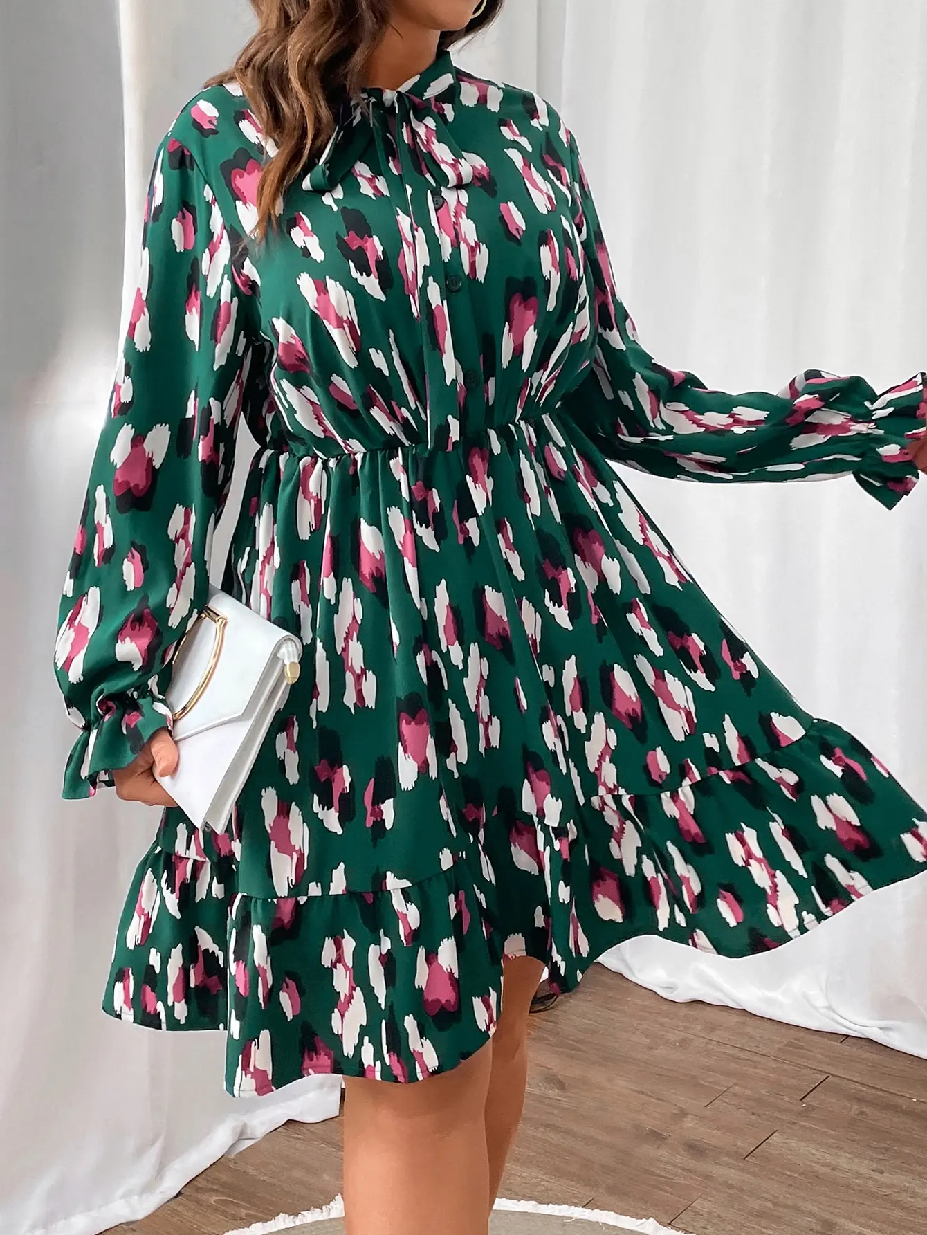 Women's Plus Size Abstract Print Dress, Long Sleeve Tie Neck Ruffle Hem A-Line Dress, Elastic Waist Casual Shirt Dress For Ladie
Women's Plus Size Abstract Print Dress, Long Sleeve Tie Neck Ruffle Hem A-Line Dress, Elastic Waist Casual Shirt Dress For Ladie