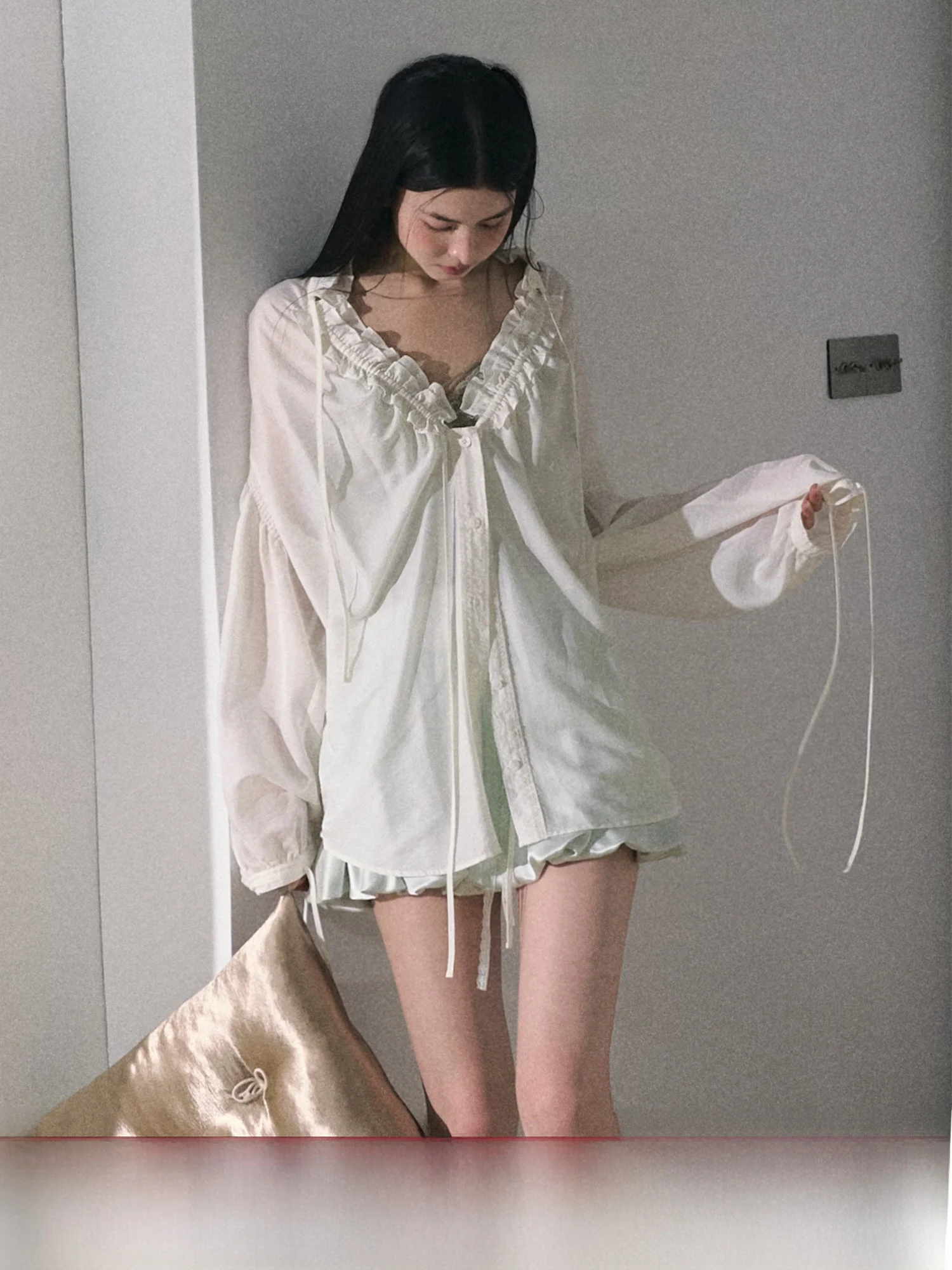 OAKMOO Sweet Imagery Loose Micro Metal Belted Shirt Женская повседневная блузка с длинным рукавом и V-образным вырезом из смесового хлопка
OAKMOO Sweet Imagery Loose Micro Metal Belted Shirt Женская повседневная блузка с длинным рукавом и V-образным вырезом из смесового хлопка