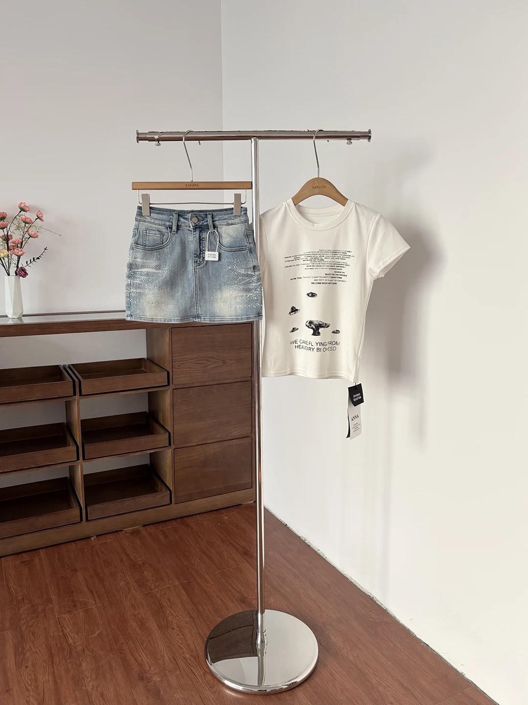 Summer 2026 High Waist A-Line Denim Short Skirt Women's Heavy Embellished Diamond Slimming Anti-Light Skirt Polyester Fiber
Summer 2026 High Waist A-Line Denim Short Skirt Women's Heavy Embellished Diamond Slimming Anti-Light Skirt Polyester Fiber