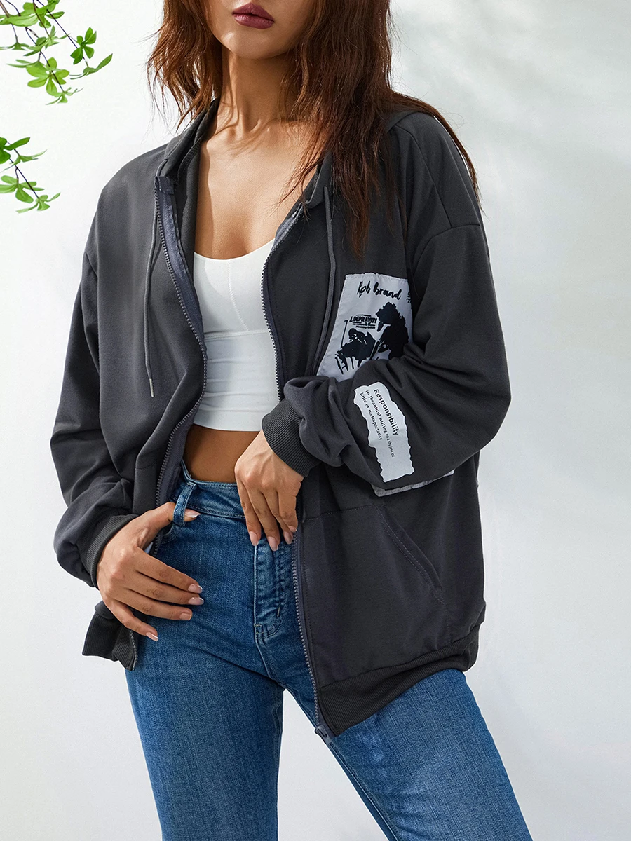 Стильная женская толстовка с капюшоном и гладкой застежкой-молнией. Модный дизайн с буквенным принтом и свободный крой на весну.
Стильная женская толстовка с капюшоном и гладкой застежкой-молнией. Модный дизайн с буквенным принтом и свободный крой на весну.