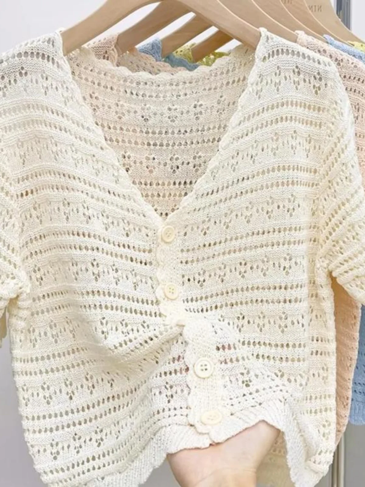 plus Size Ice Silk Knitted Short Sleeve V-Neck Hollow out Casual Top Thin Loose Cardigan Women's Summer Fashion Outerwear
plus Size Ice Silk Knitted Short Sleeve V-Neck Hollow out Casual Top Thin Loose Cardigan Women's Summer Fashion Outerwear