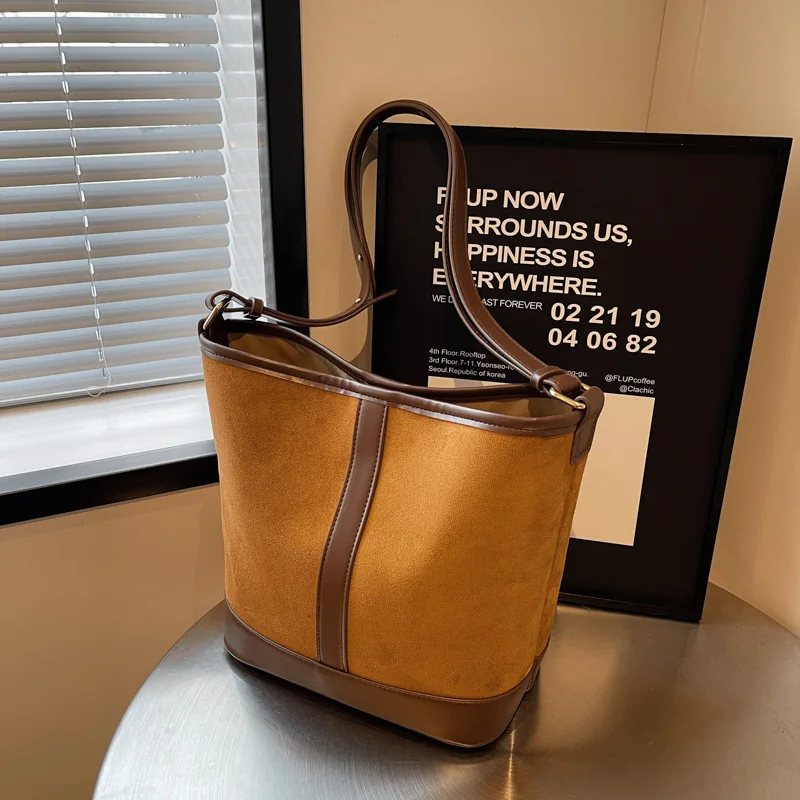 Autumn and Winter Retro Large-capacity Bucket Bag Women's 2025 New Versatile Shoulder Bag Foreign Commuting Texture Handbag
Autumn and Winter Retro Large-capacity Bucket Bag Women's 2025 New Versatile Shoulder Bag Foreign Commuting Texture Handbag