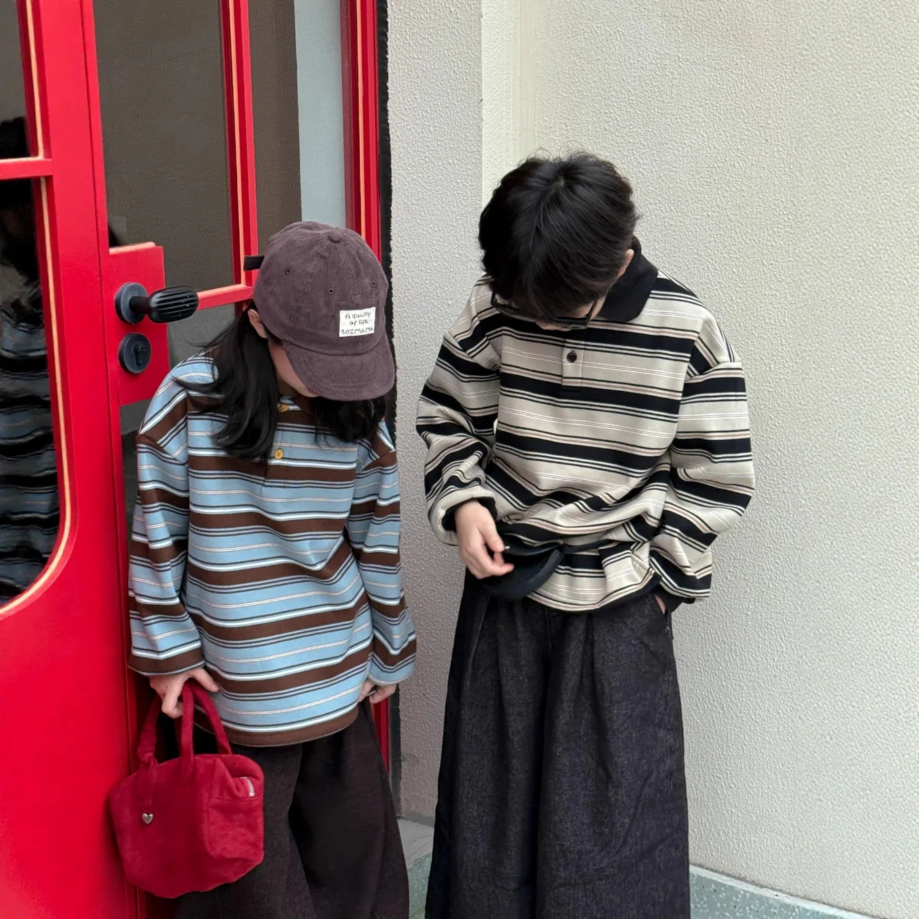 Детская свитер-поло с широкими полосками и контрастным отложным воротником в корейском стиле, осень-зима 2025
Детская свитер-поло с широкими полосками и контрастным отложным воротником в корейском стиле, осень-зима 2025