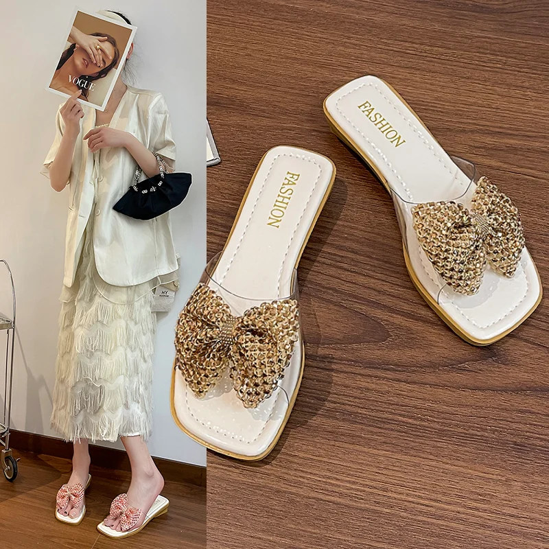 Ladies' rhinestone bow mules. Sweet and delicate, perfect for pairing with dresses at parties or dates.
Ladies' rhinestone bow mules. Sweet and delicate, perfect for pairing with dresses at parties or dates.