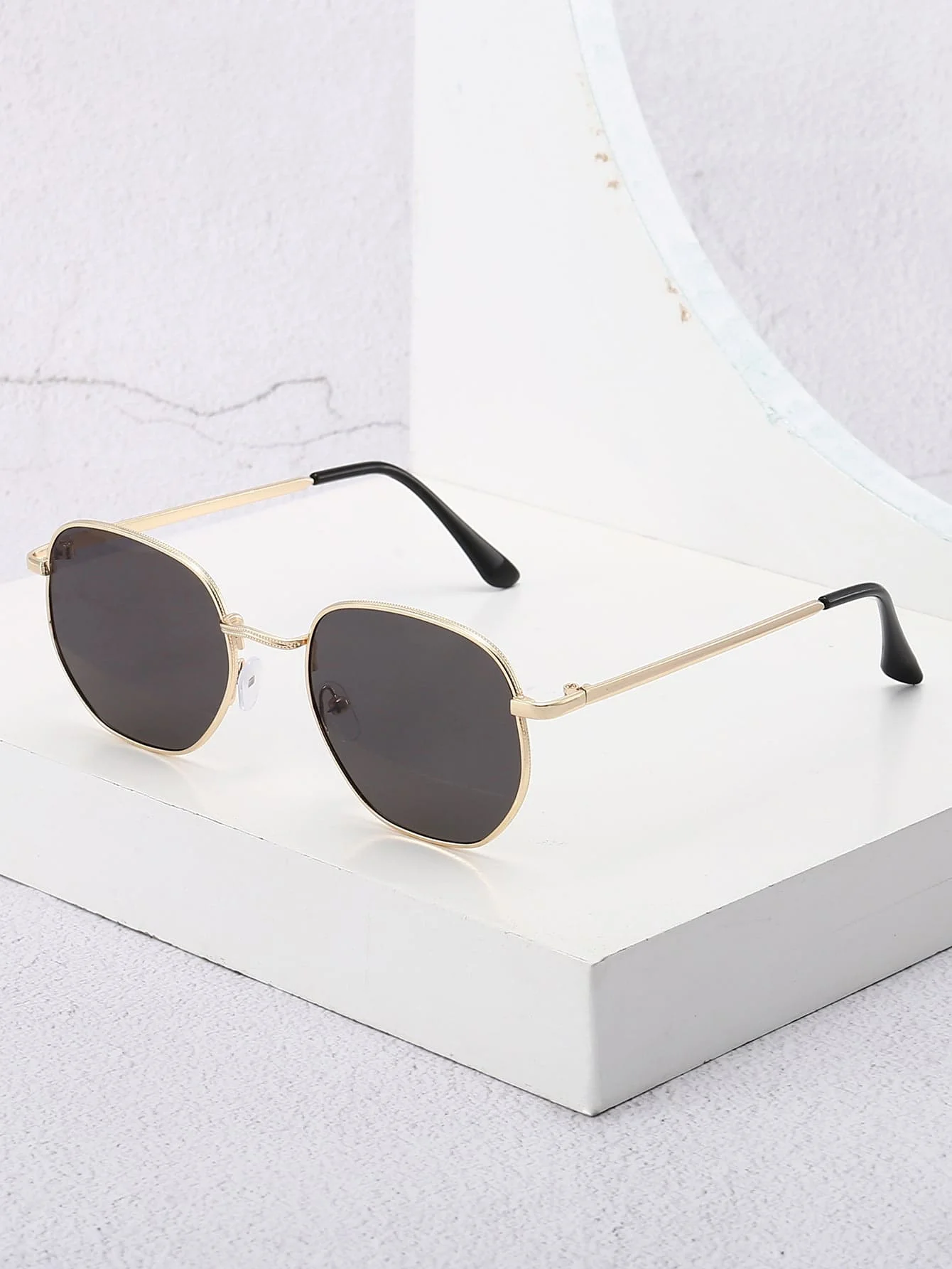 1pc Square Large Frame Rivet Integrated Lens Mirror Fashion Glasses, Unisex Fashion Suitable For Street, Beach, Party, Travel, Gift For Women
1pc Square Large Frame Rivet Integrated Lens Mirror Fashion Glasses, Unisex Fashion Suitable For Street, Beach, Party, Travel, Gift For Women
