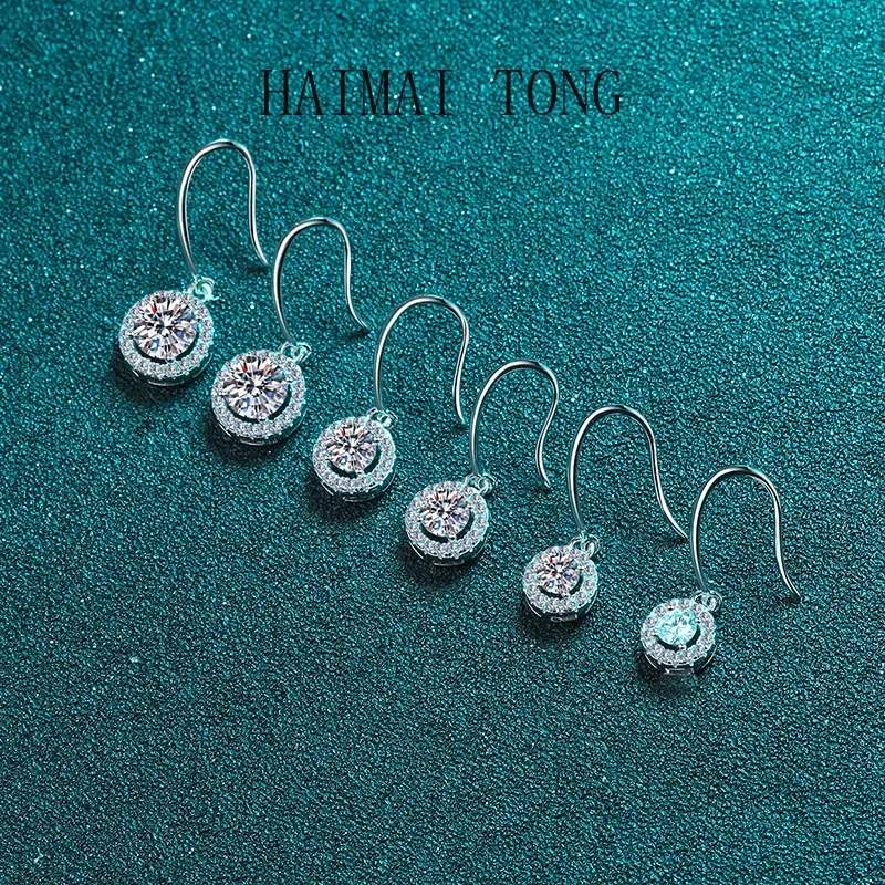 HAIMAITONG Sapphire moissanite stud earrings in platinum 950, with four claws and a round body, suitable for hook-type earrings.
HAIMAITONG Sapphire moissanite stud earrings in platinum 950, with four claws and a round body, suitable for hook-type earrings.