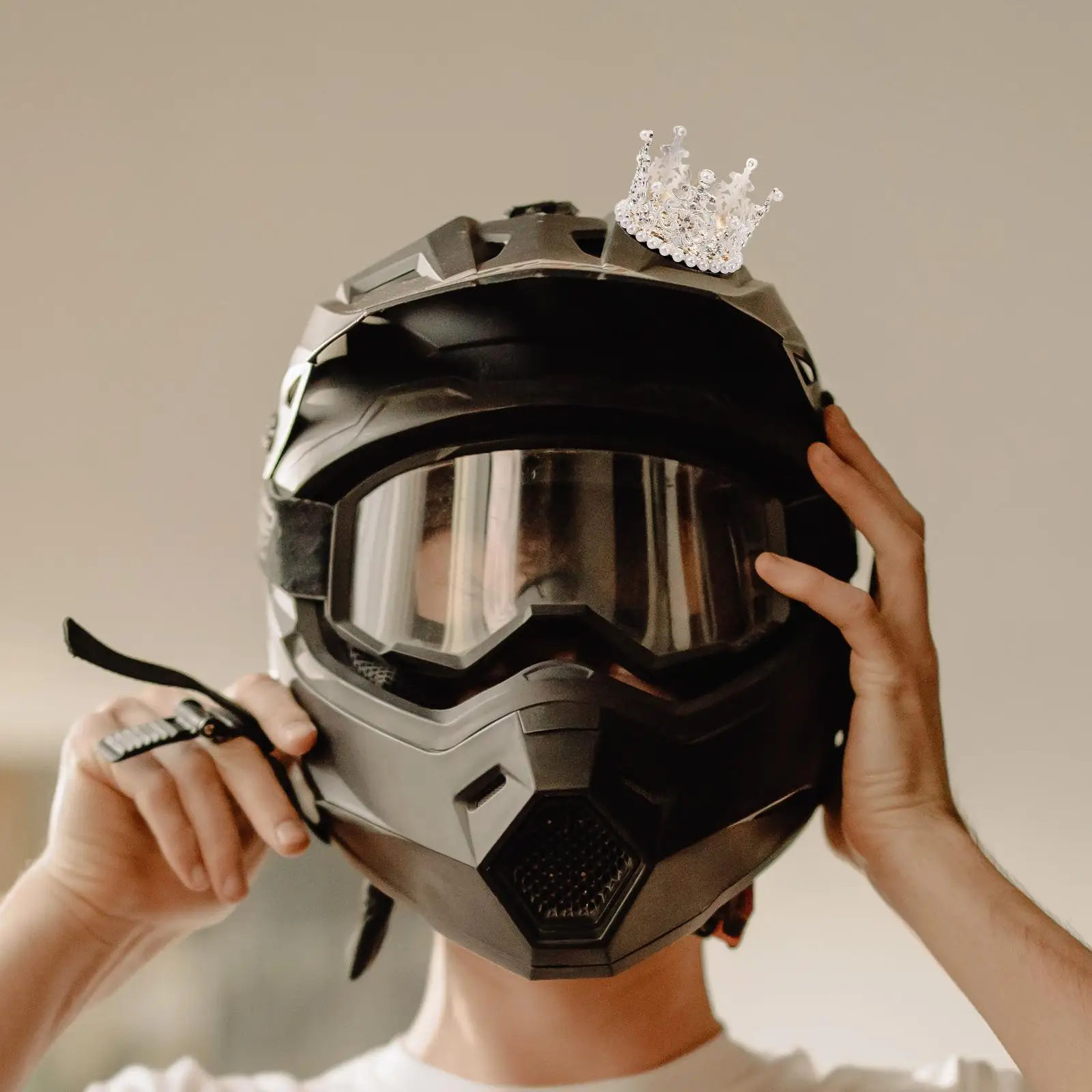 Crown Decoration Rhinestone Cute Mini Crown Adornment for Motorcycle Electric Bike Ski Helmets Accessories
Crown Decoration Rhinestone Cute Mini Crown Adornment for Motorcycle Electric Bike Ski Helmets Accessories