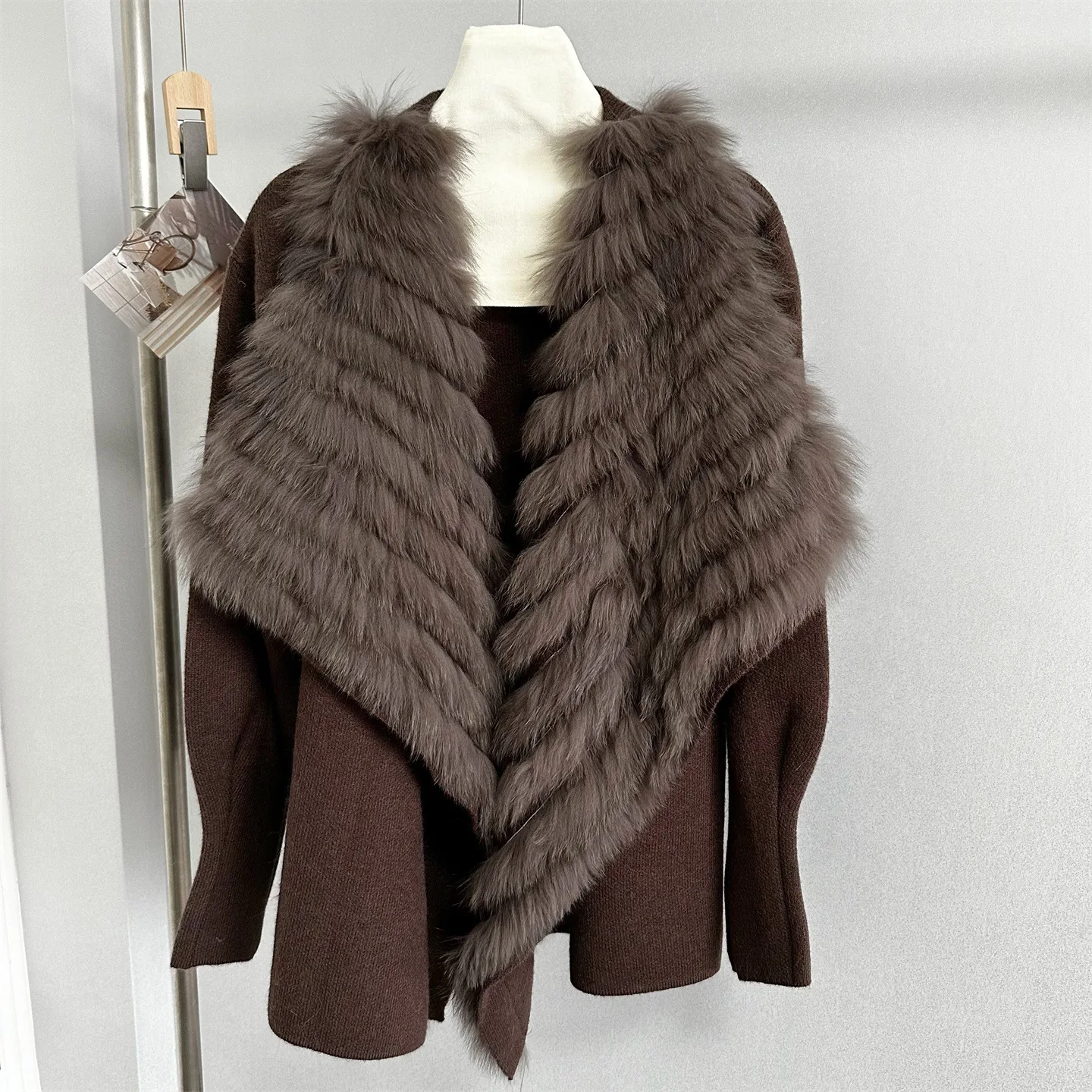 Длинный вязаный кардиган класса люкс с большим воротником из меха лисы, утепленный меховым воротником, осенне-зимний вязаный свитер
Длинный вязаный кардиган класса люкс с большим воротником из меха лисы, утепленный меховым воротником, осенне-зимний вязаный свитер