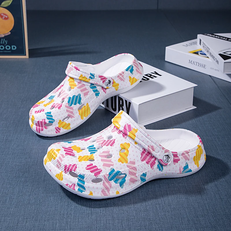 A pair of children's printed clogs with adjustable strap, non-slip sole for summer beach, pool and daily casual use LJ-2468-2
A pair of children's printed clogs with adjustable strap, non-slip sole for summer beach, pool and daily casual use LJ-2468-2