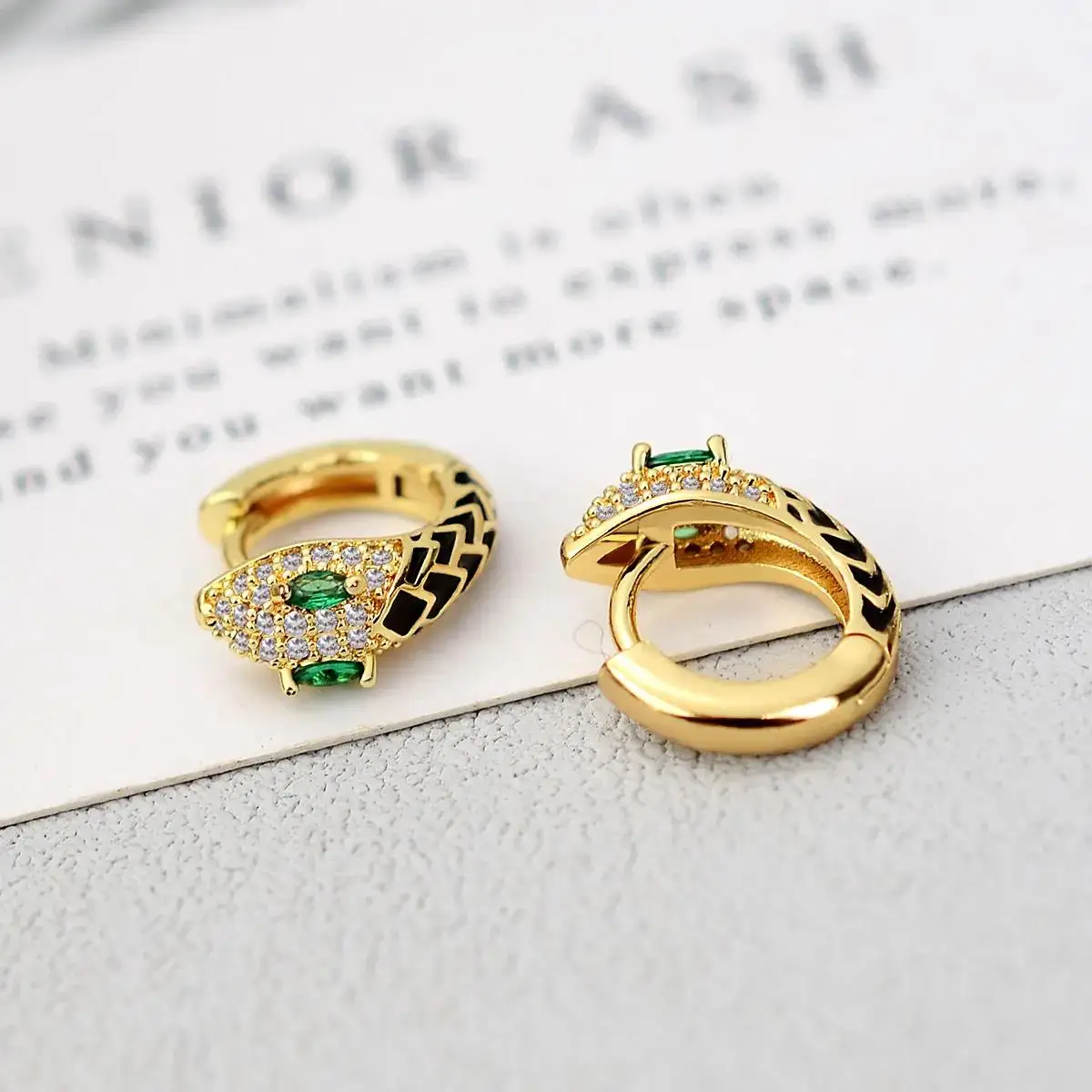 2024 Fashion Green Zircon Snake Shaped Hoop Earring for Women Elegant Littly Snake Hugggie Earrings Charming Party Jewelry Gift
2024 Fashion Green Zircon Snake Shaped Hoop Earring for Women Elegant Littly Snake Hugggie Earrings Charming Party Jewelry Gift