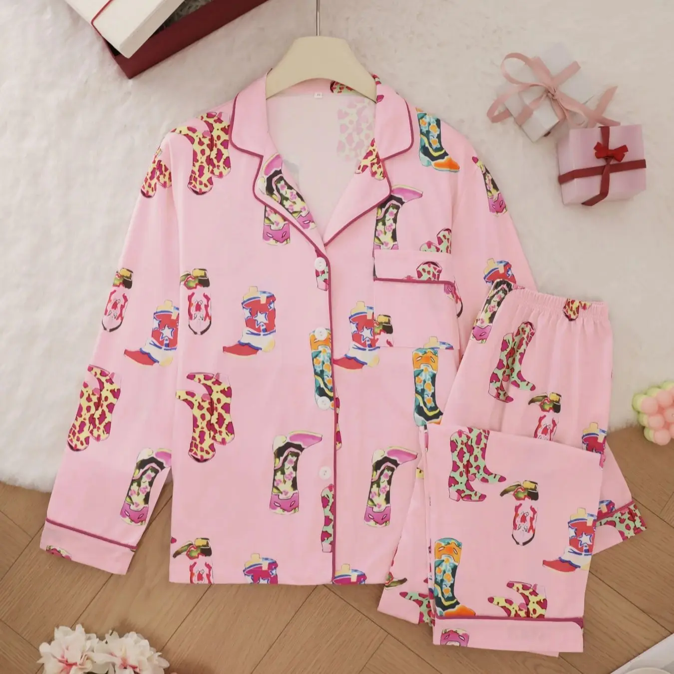 Sweet and cool foundation make-up color contrast cowboy boots printed pyjamas suit women's lapel long sleeved trousers housewear
Sweet and cool foundation make-up color contrast cowboy boots printed pyjamas suit women's lapel long sleeved trousers housewear