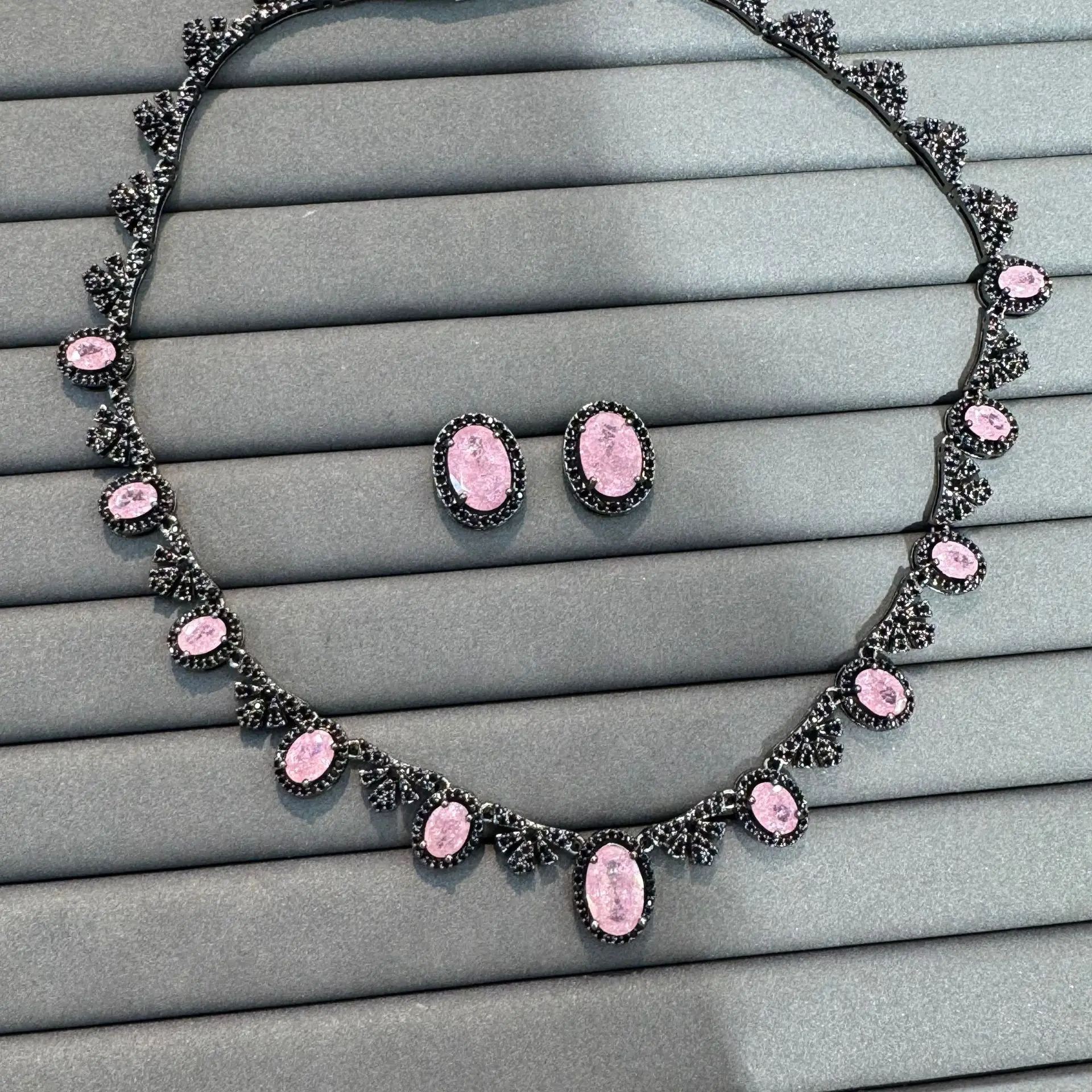 Женское элегантное красное рубиновое ожерелье и браслет - модный ювелирный подарок для нее 
Женское элегантное красное рубиновое ожерелье и браслет - модный ювелирный подарок для нее