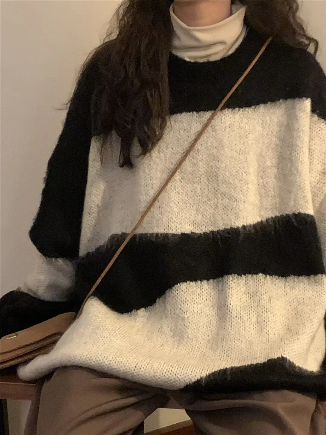 Round neck niche lazy style sweater top for women in autumn and winter 2025, new small and fresh design, knitted sweater
Round neck niche lazy style sweater top for women in autumn and winter 2025, new small and fresh design, knitted sweater